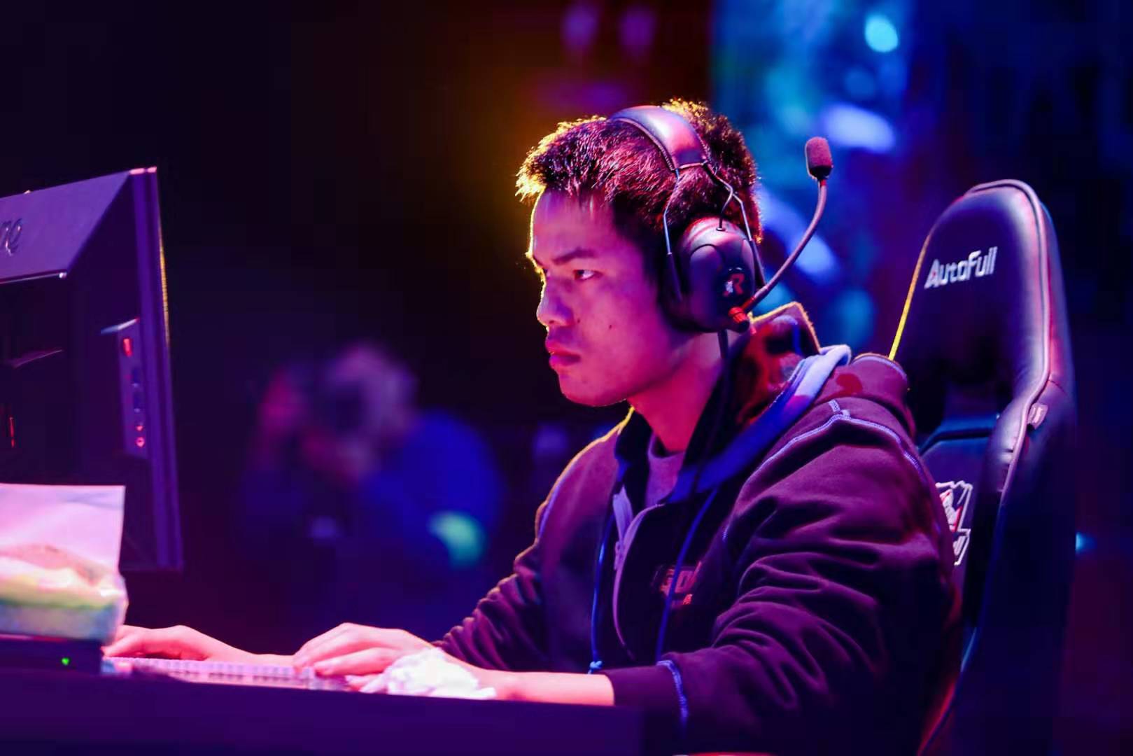 背地操作 背地操作